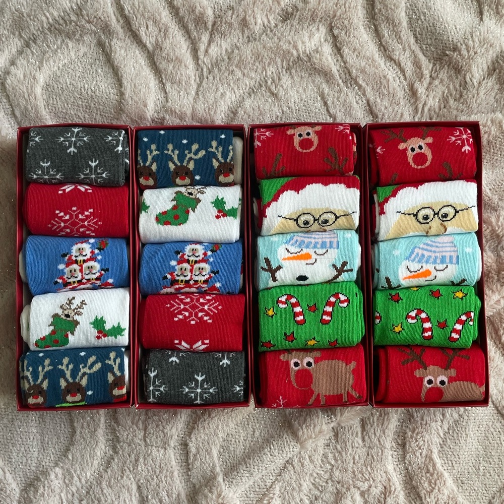 Christmas socks gift for youth and women one size 4 count bulk buy deal